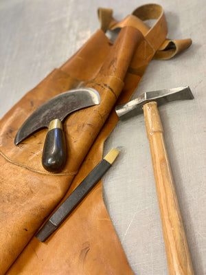 Outils et tablier utilisés par Atelier Grech maroquinerie sellerie-artisanat